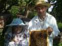 Даша с дедушкой на пчелах