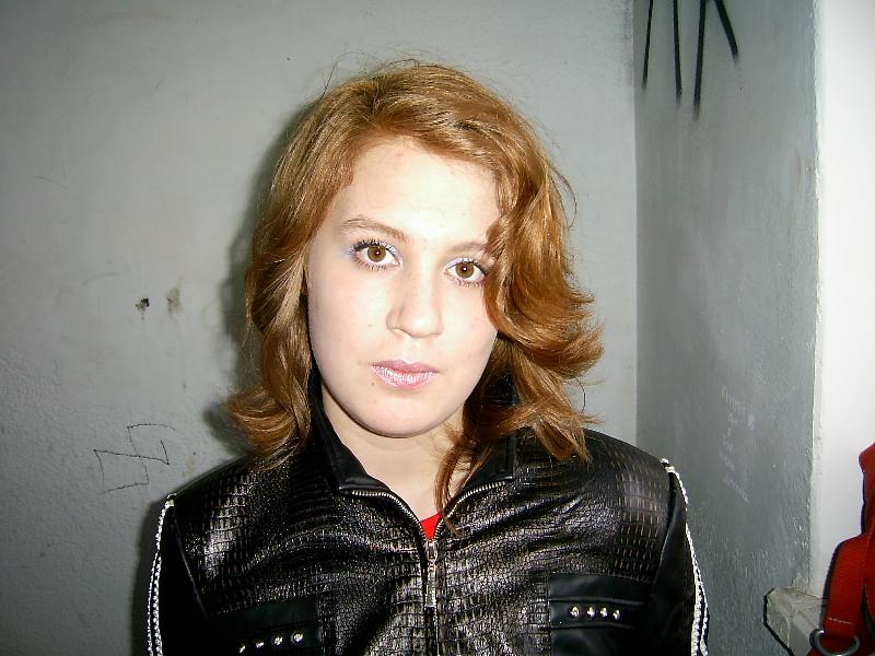 �)))